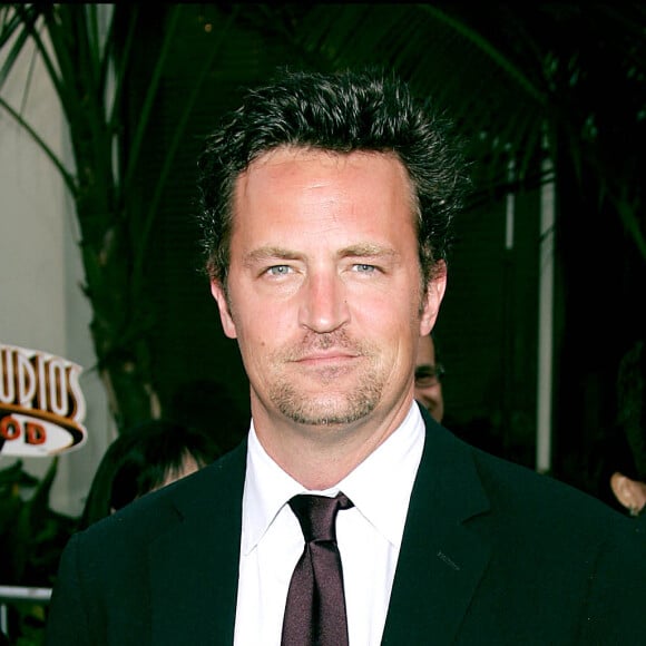 Matthew Perry sort un livre autobiographique "Friends, Lovers and the Big Terrible Thing" le 1 er novembre et confie avoir failli mourrir @Juan Rico/Fame