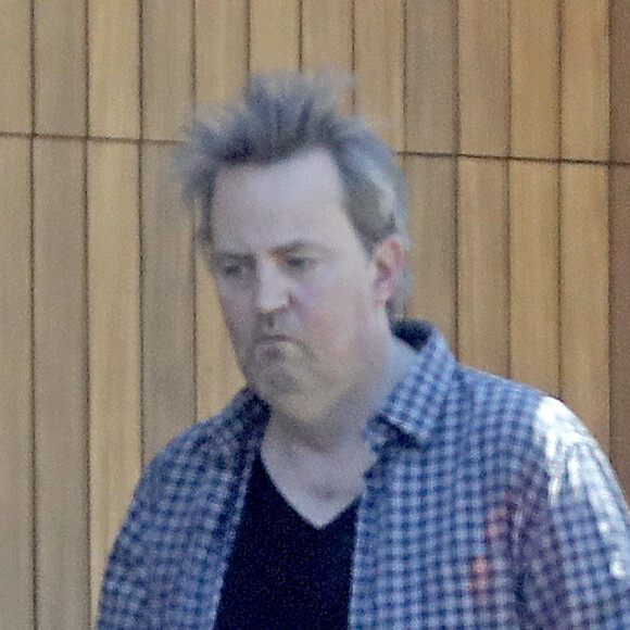Exclusif - Première apparition publique depuis 6 mois de Matthew Perry. Ce dernier actuellement confiné en raison de l'épidémie de Coronavirus Covid-19, a été vu l'air hagard et bouffi, les cheveux hirsutes en train de marcher dans les rues de Los Angeles le 24 avril 2020. Visiblement ce n'est pas la grande forme.