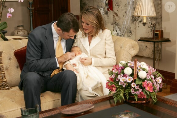 Et ses parents, dont elle est très proche, ont dévoilé de nombreuses photos dont certaines de sa naissance. 
Felipe VI d'Espagne, Letizia d'Espagne et leur fille, la princesse Leonor - Présentation à la presse au palais de La Zarzuela le 8 novembre 2005 à Madrid, Espagne © Casa del Rey