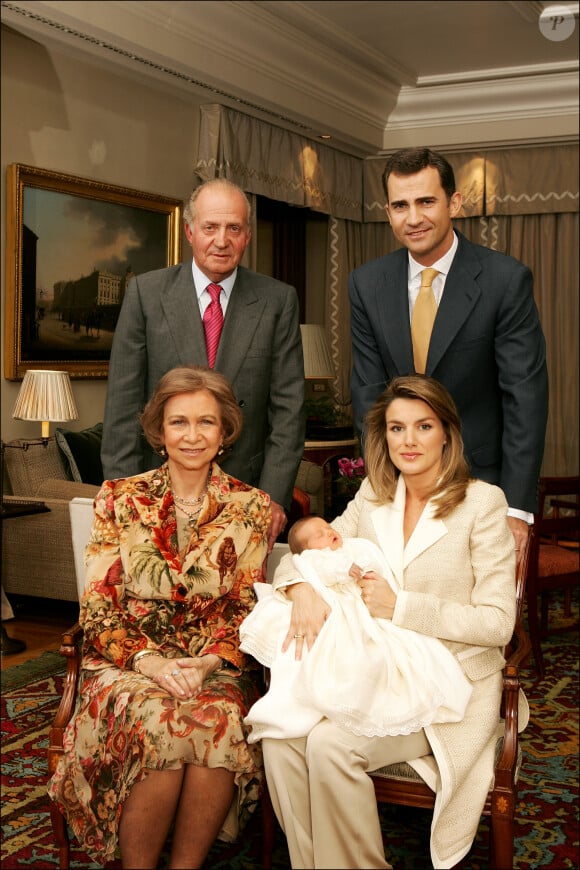 Pour ses 18 ans, la jeune fille va faire la fête avec sa famille dont ses grands-parents. 
Le roi Juan Carlos, le prince Felipe, la reine Sofia, la princesse Letizia d'Espagne et la princesse Leonor : photo officielle de la naissance de la princesse Leonor. Le 7 novembre 2005 