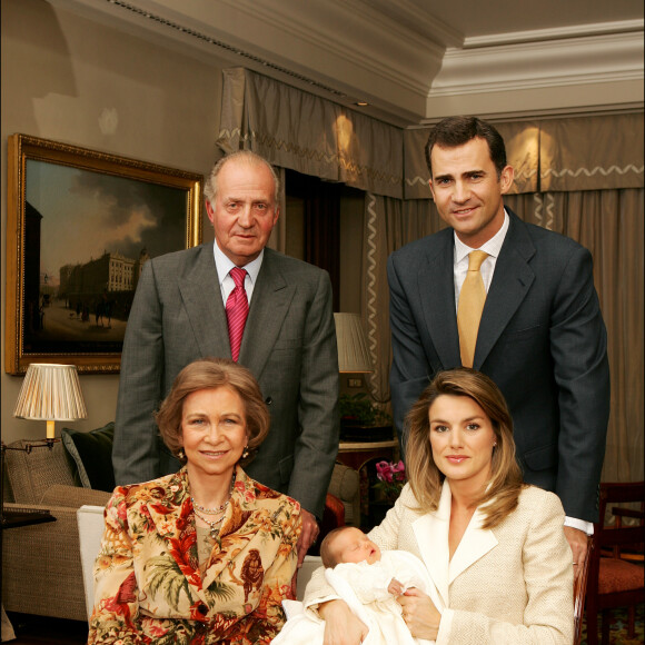 Pour ses 18 ans, la jeune fille va faire la fête avec sa famille dont ses grands-parents. 
Le roi Juan Carlos, le prince Felipe, la reine Sofia, la princesse Letizia d'Espagne et la princesse Leonor : photo officielle de la naissance de la princesse Leonor. Le 7 novembre 2005 