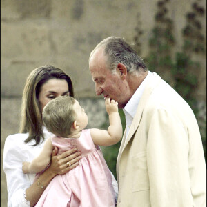 La princesse Letizia, sa fille la princesse Leonor et le roi Juan Carlos d'Espagne à Majorque. Le 8 août 2006 