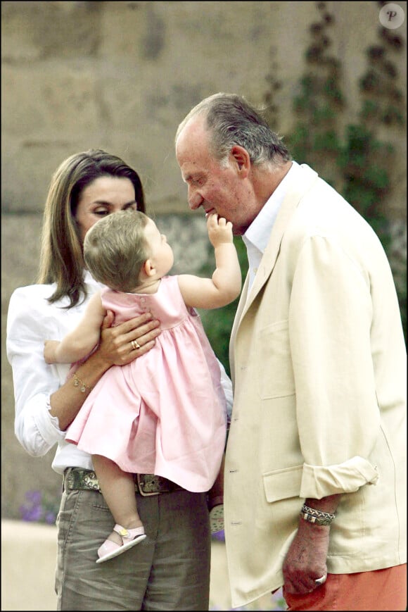La princesse Letizia, sa fille la princesse Leonor et le roi Juan Carlos d'Espagne à Majorque. Le 8 août 2006 