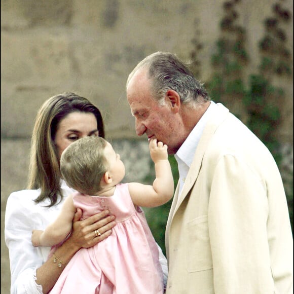 La princesse Letizia, sa fille la princesse Leonor et le roi Juan Carlos d'Espagne à Majorque. Le 8 août 2006 