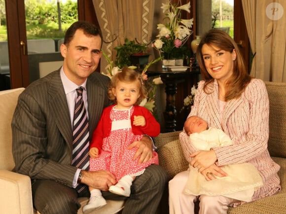 Felipe et Letizia d'Espagne avec leurs filles la princesse Leonor et la princesse Sofia - Présentation à la presse de la princesse Sofia le 4 mai 2007 à Madrid 