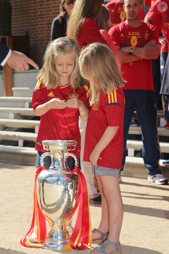 La princesse héritière Leonor et sa soeur la princesse Sofia reçoivent l'équipe nationale de football d'Espagne après leur victoire le 2 juin 2012 à Madrid © Casa del Rey