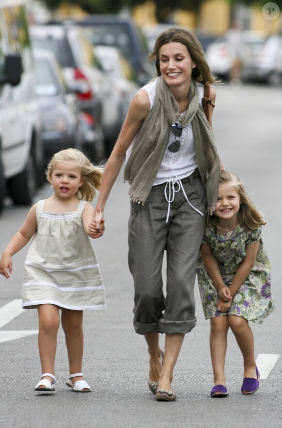 Letizia d'Espagne et ses deux filles Sofia et Leonor - Vacances à Majorque le 3 août 2010. 