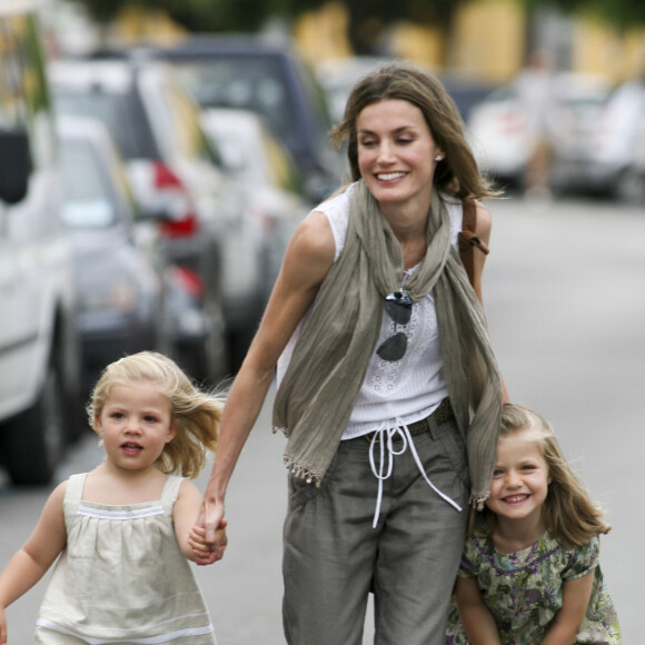 Letizia d'Espagne et ses deux filles Sofia et Leonor - Vacances à Majorque le 3 août 2010. 