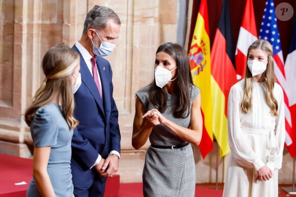 La princesse Leonor, princesse des Asturies, le roi Felipe VI et la reine Letizia d'Espagne, et L'infante Sofia d'Espagne - Réception en audience des récipiendaires des médailles des Asturies 2021 à l'hôtel Reconquista à Oviedo, Asturies (Espagne). Le 22 octobre 2021. 