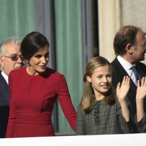 Le roi Felipe VI d'Espagne, la reine Letizia, la princesse Leonor, l'infante Sofia à la sortie de la cérémonie de commémoration du quarantième anniversaire de la constitution espagnole au parlement à Madrid le 6 décembre 2018. 