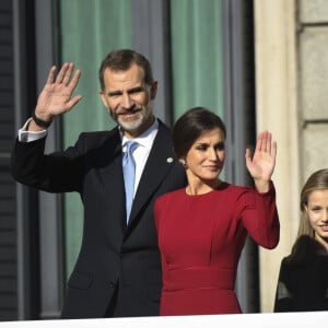 Le roi Felipe VI d'Espagne, la reine Letizia, la princesse Leonor, l'infante Sofia à la sortie de la cérémonie de commémoration du quarantième anniversaire de la constitution espagnole au parlement à Madrid le 6 décembre 2018. 