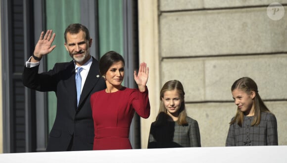 Le roi Felipe VI d'Espagne, la reine Letizia, la princesse Leonor, l'infante Sofia à la sortie de la cérémonie de commémoration du quarantième anniversaire de la constitution espagnole au parlement à Madrid le 6 décembre 2018. 
