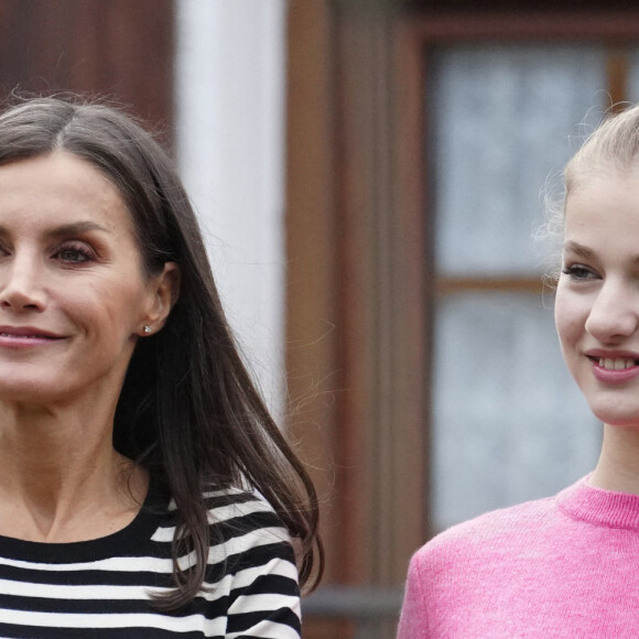 Le roi Felipe VI d'Espagne, la reine Letizia, et la princesse Leonor remettent le prix Ville exemplaire des Asturies 2022 à Cadavedo le 29 octobre 2022. 