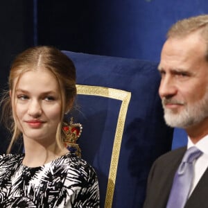 Le roi Felipe VI, la reine Letizia, la princesse Leonor et L'infante Sofia d'Espagne reçoivent les lauréats du 30ème Prix Princesse des Asturies à l'hôtel Reconquista à Oviedo, Espagne, le 28 octobre 2022. 