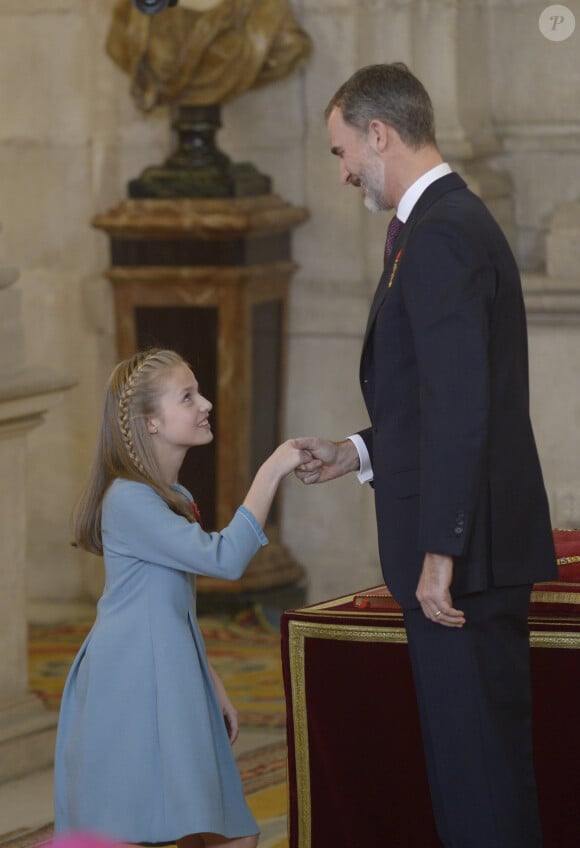 Et qui prouvent sa complicité avec son père, à qui elle succèdera.
La princesse Leonor et le roi Felipe VI - La famille royale d'Espagne lors de la cérémonie de remise de la Toison d'Or à l'héritière du trône au palais royal à Madrid. Le 30 janvier 2018 