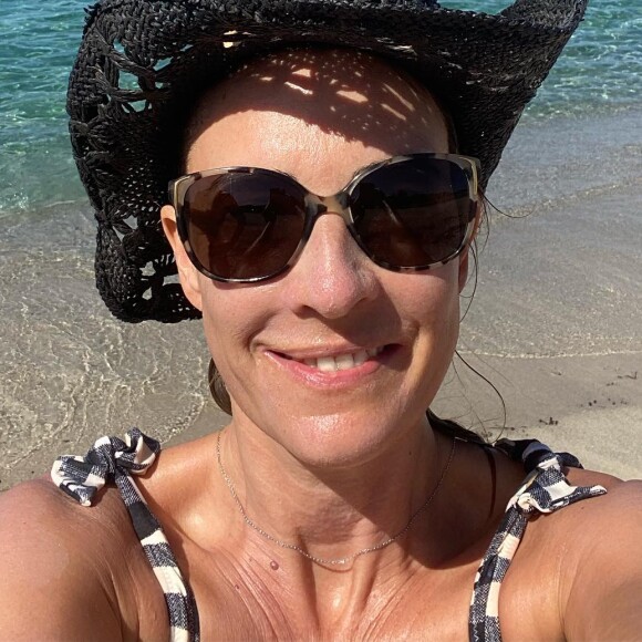 Désormais remplie d'un amour sans limite, la chanteuse évoque, avec joie, son quotidien de maman sur Instagram.
Eve Angeli en Corse. Instagram. Le 11 septembre 2022.