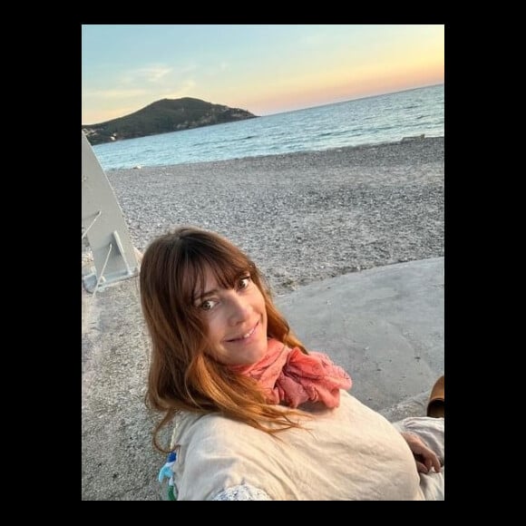 C'est comme si une fée avait donné un coup de baguette magique en sa direction.
Eve Angeli enceinte sur Instagram.