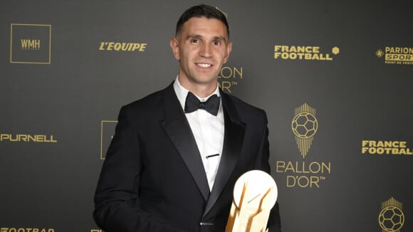 "Le foot me fait honte..." : Emiliano Martinez sévèrement taclé par un champion du monde 98 après son nouveau sacre