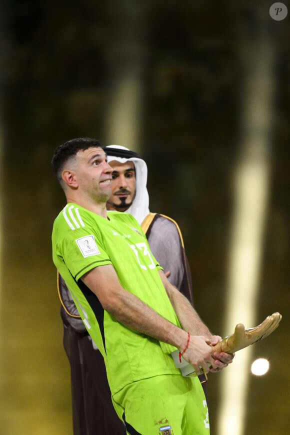 Frank Leboeuf a partagé une photo d'Emiliano Martinez en train de faire un geste obscène lors de la Coupe du monde
Emiliano Martinez - Remise du trophée de la Coupe du Monde 2022 au Qatar (FIFA World Cup Qatar 2022) à l'équipe d'argentine après sa victoire contre la France en finale (3-3 - tab 2-4). Doha, le 18 décembre 2022.