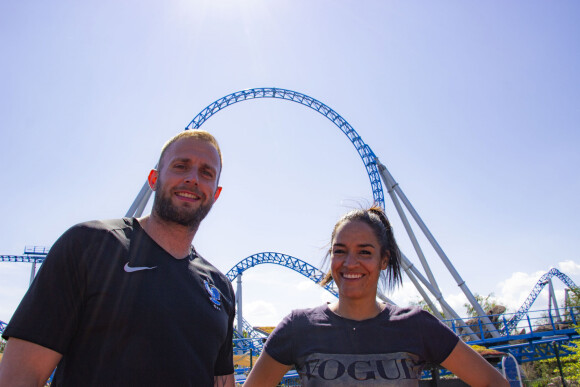 Thomas et Myriam (Koh-Lanta, les armes secrètes) devant le "blue fire Megacoaster powered by Nord Stream 2" à Europa Park