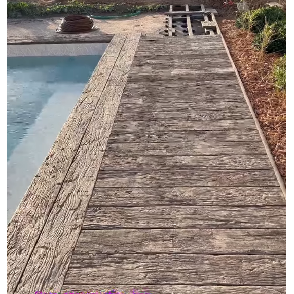 De belles images de sa terrasse, avec la jolie piscine et une partie du sol fait avec un matériau spécial ressemblant fortement au bois, mais sans les inconvénients.
Karine Le Marchand dévoile de nouvelles images de sa superbe maison dans le Sud.