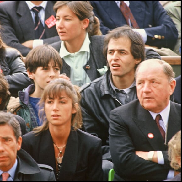 Ils n'ont jamais révélé le métier de leur papa
Archives : Jean-Jacques Goldman et son fils 1990