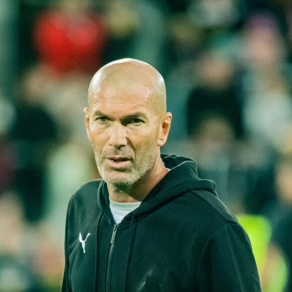 Zinedine Zidane - Match caritatif entre les anciens du RC Lens et la Team Légendes (4 - 3), au profit de l'association "Un sourire, un espoir pour la vie", à Lens, le 31 octobre 2023. Des influenceurs et créateurs de contenu entre autres ont également participé à cette rencontre. © Baptiste Autissier / Panoramic / Bestimage
