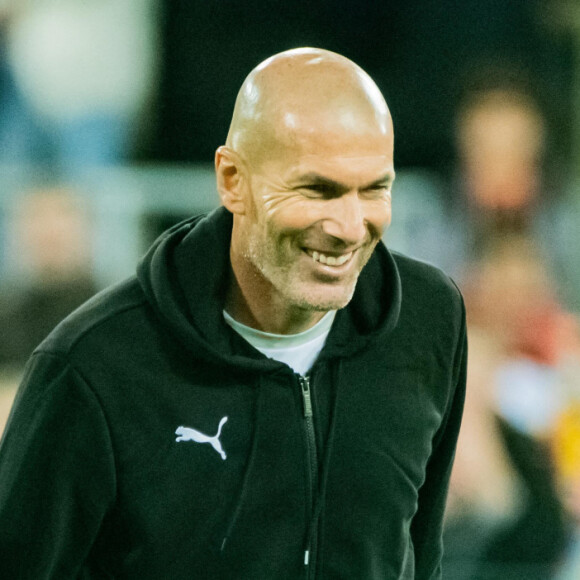 Les stars présentes pour la bonne cause
 
Zinedine Zidane - Match caritatif entre les anciens du RC Lens et la Team Légendes (4 - 3), au profit de l'association "Un sourire, un espoir pour la vie", à Lens. Des influenceurs et créateurs de contenu entre autres ont également participé à cette rencontre. © Baptiste Autissier / Panoramic / Bestimage