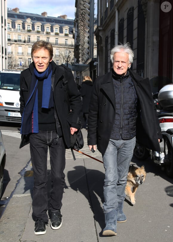 "A l'époque, j'ai compris que c'était encore un peu problématique", a déclaré Dave.
Exclusif - Dave et son compagnon Patrick Loiseau dans les rues de Paris le 11 Février 2016.