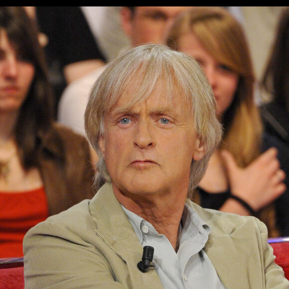 Le chanteur Dave sur le plateau de "Vivement dimanche" en 2011.