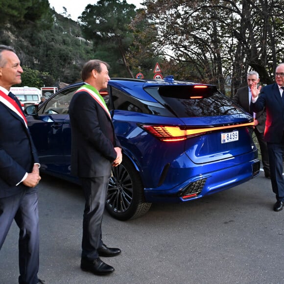 Georges Marsan, le maire de Monaco, Fulvio Gazzola, le maire de Dolceaqua, et le prince Albert II de Monaco durant la cérémonie de jumelage entre Monaco et Dolceaqua place Padre G. Mauro, le 3 novembre 2023.durant la cérémonie de jumelage entre Monaco et Dolceaqua place Padre G. Mauro, le 3 novembre 2023. © Bruno Bebert / Bestimage 