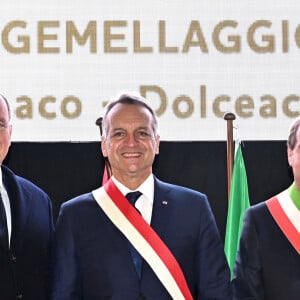 Le prince Albert II de Monaco, Georges Marsan, le maire de Monaco, et Fulvio Gazzola, le maire de Dolceaqua, durant la cérémonie de jumelage entre Monaco et Dolceaqua place Padre G. Mauro, le 3 novembre 2023. © Bruno Bebert / Bestimage 