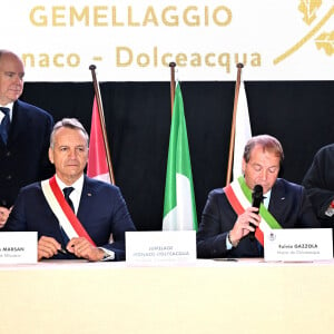 Le prince Albert II de Monaco, Georges Marsan, le maire de Monaco, et Fulvio Gazzola, le maire de Dolceaqua, durant la cérémonie de jumelage entre Monaco et Dolceaqua place Padre G. Mauro, le 3 novembre 2023. © Bruno Bebert / Bestimage 