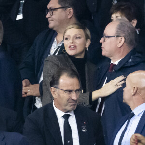 En tout cas, le couple était encore une fois très complice.
Le prince Albert II de Monaco et La princesse Charlene de Monaco - La princesse Charlene de Monaco laisse éclater sa joie lors de la victoire de l'Afrique du Sud à la finale de la coupe du monde de rugby au stade de France le 28 octobre 2023. © Cyril Moreau / Bestimage 