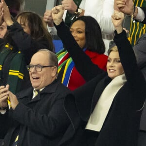 Le prince Albert II de Monaco et la princesse Charlène de Monaco dans les tribunes lors de la demi-finale de la Coupe du Monde de Rugby opposant l'Angleterre à l'Afrique du Sud (15 - 16) au Stade de France à Saint-Denis, France, le 21 octobre 2023. © Cyril Moreau/Bestimage 