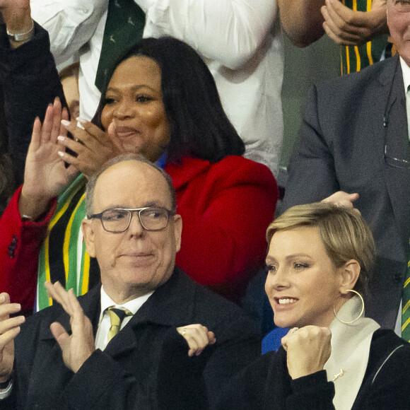 Le prince Albert II de Monaco et la princesse Charlène de Monaco dans les tribunes lors de la demi-finale de la Coupe du Monde de Rugby opposant l'Angleterre à l'Afrique du Sud (15 - 16) au Stade de France à Saint-Denis, France, le 21 octobre 2023. © Cyril Moreau/Bestimage 