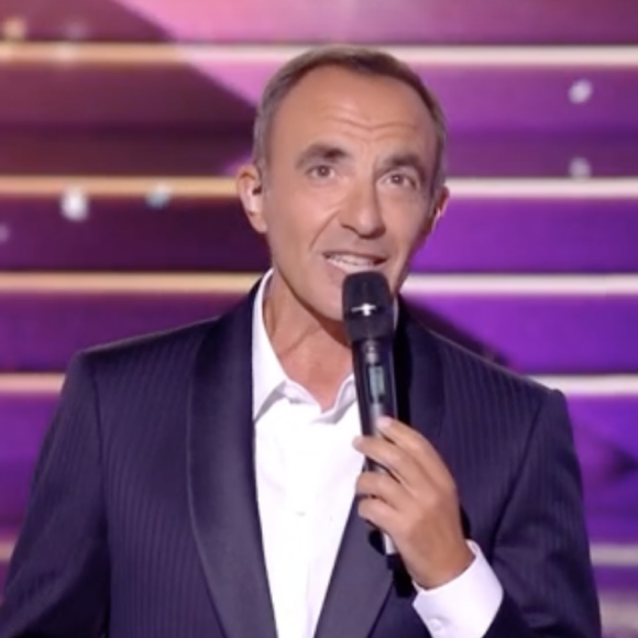 Et d'ajouter : "Il va falloir l'incarner, car la semaine prochaine vous allez ouvrir, débuter le show du prime, avec Au bout de mes rêves. C'est tout le mal que je vous souhaite"
Nikos Aliagas dans la "Star Academy" sur TF1