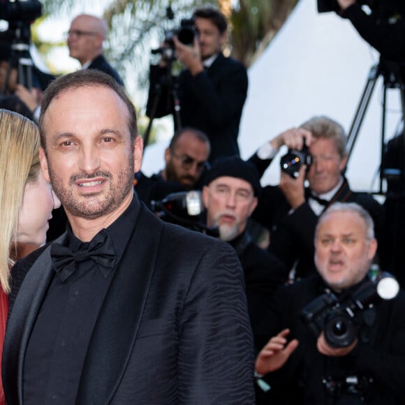 accompagné d'une photo où elle prend la pose avec sa fille, son sosie.
Émilie Dequenne et son mari Michel Ferracci - Montée des marches du film " Elémentaire " pour la cérémonie de clôture du 76ème Festival International du Film de Cannes, au Palais des Festivals à Cannes. Le 27 mai 2023 © Olivier Borde / Bestimage 