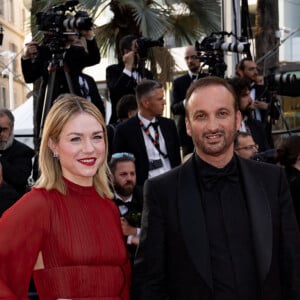 Les deux femmes sont dans une voiture et ont le sourire. Une parenthèse joyeuse pour Emilie Dequenne qui multiplie les séjours à l'hôpital. 
Émilie Dequenne et son mari Michel Ferracci - Montée des marches du film " Elémentaire " pour la cérémonie de clôture du 76ème Festival International du Film de Cannes, au Palais des Festivals à Cannes. Le 27 mai 2023 © Jacovides-Moreau / Bestimage 