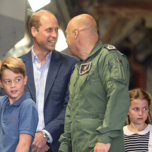 Et en a donné la raison : "Elle aide George à passer sa première série de gros examens"
Le prince William, prince de Galles, et Catherine (Kate) Middleton, princesse de Galles, avec leurs enfants le prince George de Galles, et la princesse Charlotte de Galles, lors d'une visite au Royal International Air Tattoo (RIAT) à RAF Fairford, le 14 juillet 2023. 