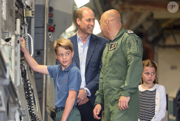 Et en a donné la raison : "Elle aide George à passer sa première série de gros examens"
Le prince William, prince de Galles, et Catherine (Kate) Middleton, princesse de Galles, avec leurs enfants le prince George de Galles, et la princesse Charlotte de Galles, lors d'une visite au Royal International Air Tattoo (RIAT) à RAF Fairford, le 14 juillet 2023. 