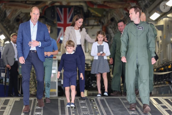 Kate Middleton est restée à Londres pour une bonne raison 
Le prince William, prince de Galles, et Catherine (Kate) Middleton, princesse de Galles, avec leurs enfants le prince George de Galles, et la princesse Charlotte de Galles, lors d'une visite au Royal International Air Tattoo (RIAT) à RAF Fairford, le 14 juillet 2023. 