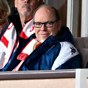 Albert de Monaco avait un pansement dimanche dans les tribunes du stade Louis II.
Le prince Albert II de Monaco et Stéphane Morandi, le directeur de Monaco Broadcast et conseiller du président Dmitry Rybolovlev et ami du prince souverain - Le prince Albert II de Monaco a assisté à la victoire, en Ligue 1, de son équipe de football l'AS Monaco vainqueur de Rennes (2 à 0) au Stade Louis II à Monaco. © Bruno Bebert/Bestimage 