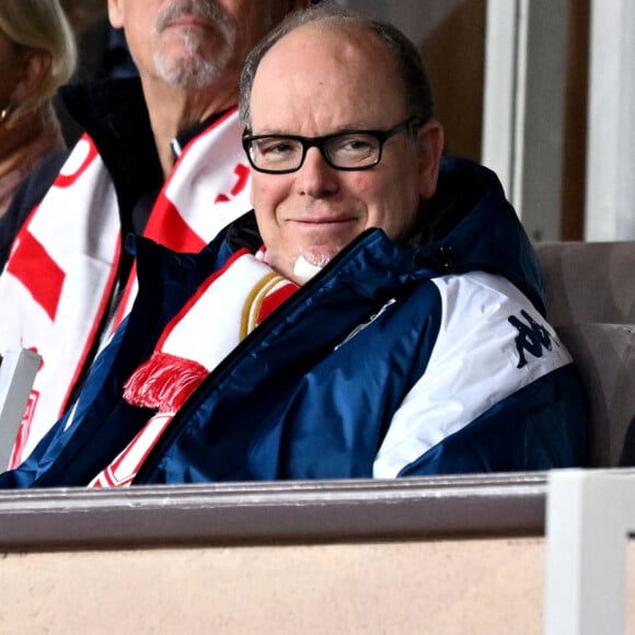 Il s'est blessé suite à un accident domestique sans gravité.
Le prince Albert II de Monaco et Stéphane Morandi, le directeur de Monaco Broadcast et conseiller du président Dmitry Rybolovlev et ami du prince souverain - Le prince Albert II de Monaco a assisté à la victoire, en Ligue 1, de son équipe de football l'AS Monaco vainqueur de Rennes (2 à 0) au Stade Louis II à Monaco, le 5 novembre 2023. © Bruno Bebert/Bestimage 