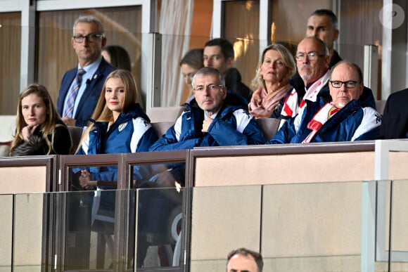 Le prince Albert II de Monaco entouré par le président du club, Dmitry Rybolovlev, sa fille Ekaterina Rybolovleva - Le prince Albert II de Monaco a assisté à la victoire, en Ligue 1, de son équipe de football l'AS Monaco vainqueur de Rennes (2 à 0) au Stade Louis II à Monaco, le 5 novembre 2023.  © Bruno Bebert/Bestimage 