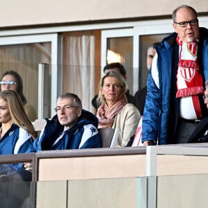 Le prince Albert II de Monaco entouré par le président du club, Dmitry Rybolovlev, sa fille Ekaterina Rybolovleva, et Stéphane Morandi, le directeur de Monaco Broadcast et conseiller du président Dmitry Rybolovlev et ami du prince souverain - Le prince Albert II de Monaco a assisté à la victoire, en Ligue 1, de son équipe de football l'AS Monaco vainqueur de Rennes (2 à 0) au Stade Louis II à Monaco, le 5 novembre 2023. © Bruno Bebert/Bestimage 