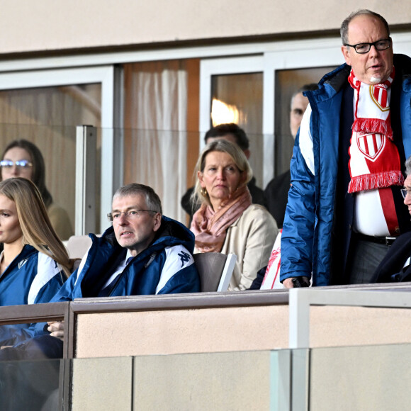 Le prince Albert II de Monaco entouré par le président du club, Dmitry Rybolovlev, sa fille Ekaterina Rybolovleva, et Stéphane Morandi, le directeur de Monaco Broadcast et conseiller du président Dmitry Rybolovlev et ami du prince souverain - Le prince Albert II de Monaco a assisté à la victoire, en Ligue 1, de son équipe de football l'AS Monaco vainqueur de Rennes (2 à 0) au Stade Louis II à Monaco, le 5 novembre 2023. © Bruno Bebert/Bestimage 