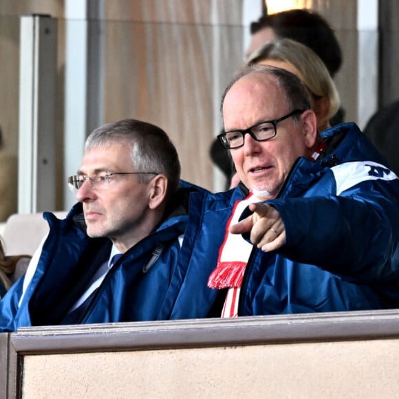 Le prince Albert II de Monaco entouré par le président du club, Dmitry Rybolovlev et Stéphane Morandi, le directeur de Monaco Broadcast et conseiller du président Dmitry Rybolovlev et ami du prince souverain - Le prince Albert II de Monaco a assisté à la victoire, en Ligue 1, de son équipe de football l'AS Monaco vainqueur de Rennes (2 à 0) au Stade Louis II à Monaco, le 5 novembre 2023. © Bruno Bebert/Bestimage 