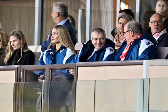 Le prince Albert II de Monaco entouré par le président du club, Dmitry Rybolovlev, sa fille Ekaterina Rybolovleva - Le prince Albert II de Monaco a assisté à la victoire, en Ligue 1, de son équipe de football l'AS Monaco vainqueur de Rennes (2 à 0) au Stade Louis II à Monaco, le 5 novembre 2023.© Bruno Bebert/Bestimage 