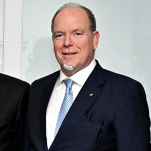 Cela lui a tout de même valu 3 points de sutures.
Antoine Compagnon et le prince Albert II de Monaco - Le prince Albert II de Monaco, la princesse Caroline de Hanovre et sa fille Charlotte Casiraghi ont assisté à la conférence d'Antoine Compagnon de l'Académie française, "Colette : écrivain par hasard" au Théâtre des Variétés à Monaco dans le cadre du cent-cinquantenaire de la naissance de Colette, le 6 novembre 2023. © Bruno Bebert / Bestimage 